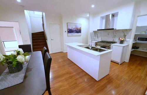 Laverton House | Brand new 6 bedrooms house