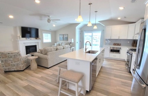 North End Condo | Brand new 6 bedroom, 3.5 bathrooms, 2nd floor condo will sleep 16 comfortably