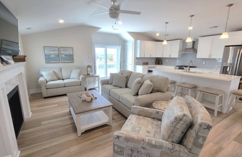 North End Condo | Brand new 6 bedroom, 3.5 bathrooms, 2nd floor condo will sleep 16 comfortably