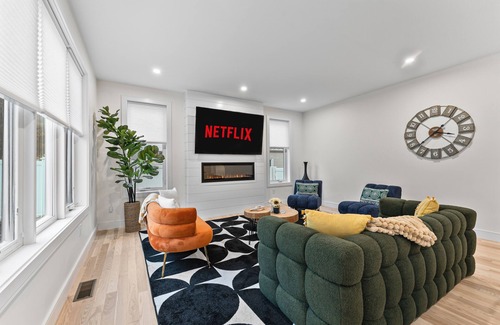 South Side Villa | Brand New 6BR 5.5Bath House 20Min Downtown Boston-Game room, fire pit, Projector