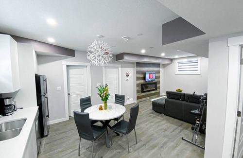 Beaumont Apartment | Brand New Adorable -1 Bdr suite- private entrance-10 min airport/Self checking