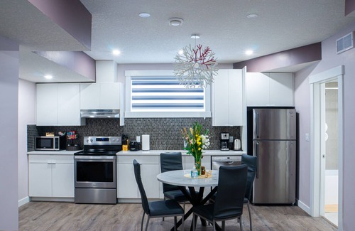 Beaumont Apartment | Brand New Adorable -1 Bdr suite- private entrance-10 min airport/Self checking