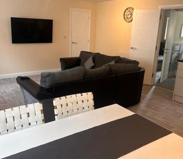 Burton on Trent Apartment | Brand new apartments with Open plan kitchens & Diner , FREE WIFI & NETFLIX included