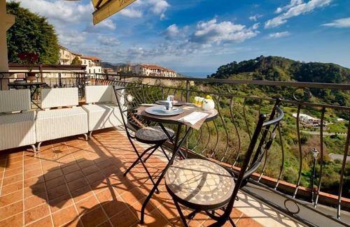 Savoca Apartment | Brand new apartment adjacent to the famous Vitelli bar from the film IL PADRINO.