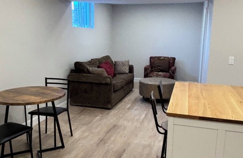 Ottawa Division Apartment | Brand new apartment on leafy residential street. Fully equipped, on bus routes.