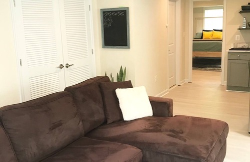 Southeast House | Brand New Apartment 2 Blocks from Metro
