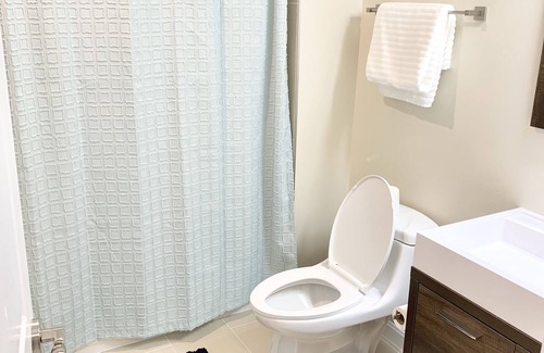 Southeast House | Brand New Apartment 2 Blocks from Metro