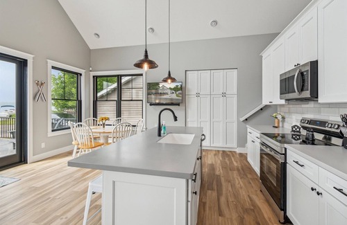 Crystal Cottage | Brand New Build! Crystal Lake Cottage - Sleeps 6 - Montcalm County
