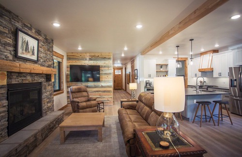 McCall House | Brand New Cabin w/Air Conditioning & 4 King Suites!