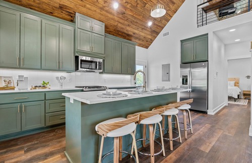 Jones Mills Cabin | Brand New Cabin w/Hot Tub, King Beds, 5m from Lake Hamilton, "Guest Favorite"