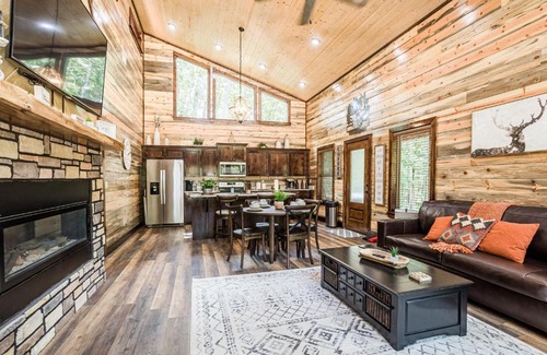 Broken Bow House | Brand New Calvert's Copper Cabin for Couples, Hot Tub, Free Firewood