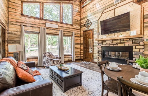 Broken Bow House | Brand New Calvert's Copper Cabin for Couples, Hot Tub, Free Firewood