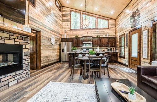 Broken Bow House | Brand New Calvert's Copper Cabin for Couples, Hot Tub, Free Firewood