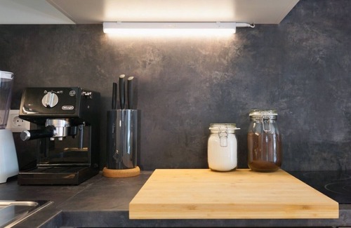 Jakomini Apartment | Brand New Central Industrial Style Flat + Netflix!