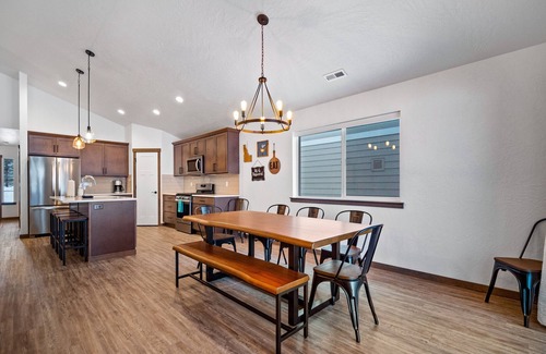 Ponderay House | Brand new centrally located home with game room, central AC, and washer/dryer