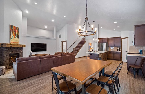 Ponderay House | Brand new centrally located home with game room, central AC, and washer/dryer