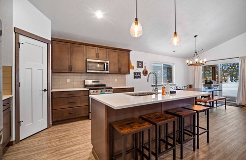 Ponderay House | Brand new centrally located home with game room, central AC, and washer/dryer