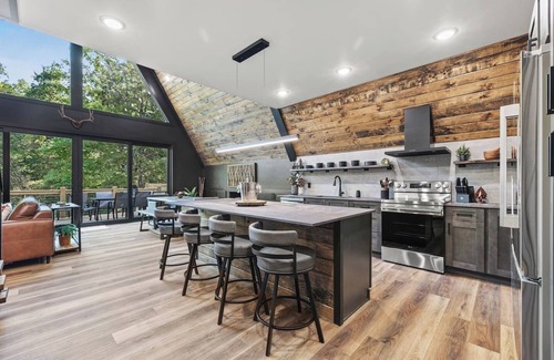 Omaha House | Brand New Chalet at Cricket Creek w/hot tub