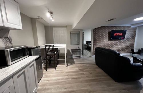 Richmond Hill Apartment | Brand new charming & cozy 1 bed/1 bath lower apartment