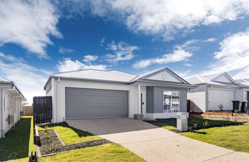 Greenbank House | Brand New Comfy Home, 4Bedroom, designer furniture