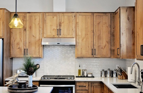 Fraser Condo | BRAND NEW Contemporary 2 BR near Winter Park Ski Resort on Shuttle w/priv hottub