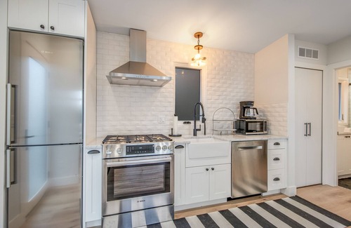 Magnolia Cottage | Brand New Cottage with Free WiFi & Full Kitchen