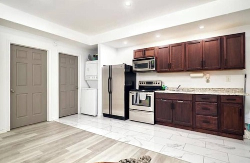 Walkerville House | Brand new Cozy 1-bedroom house by the Riverfront with private parking