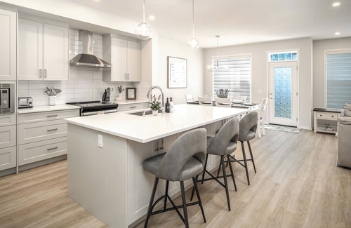 Southeast Calgary House | Brand New Cozy & Modern Family Home, AC/Garage/Sleep 14