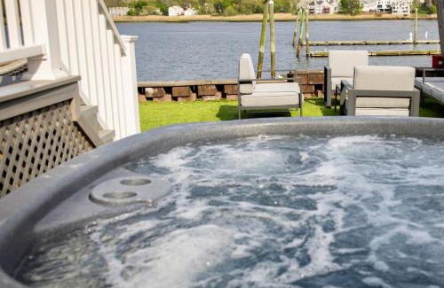 Fair Haven House | Brand new cozy waterfront house w jacuzzi