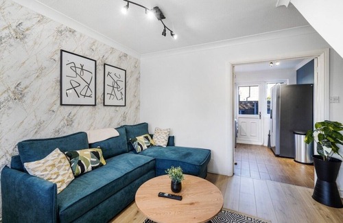 Livesey House | BRAND NEW - Delightful Abode in London - Garden