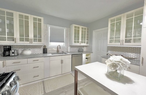 Marlborough House | BRAND NEW Designer 2br*SMART TVs*WD*Free Parking*Free Fios Wifi* Close to BOSTON