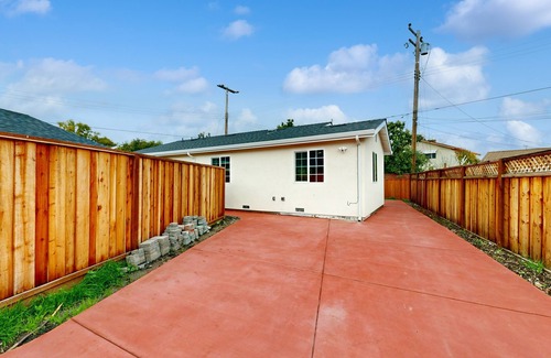 Santa Clara House | Brand-new dog-friendly near major tech companies with streaming, W/D, AC, EVC