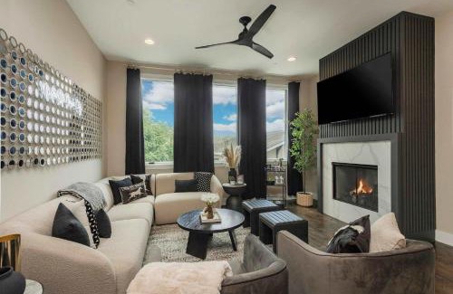 Buena Vista House | Brand New Elegance Rooftop Views of Nashville