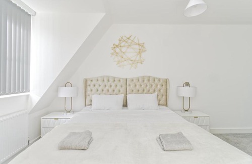 Coventry Apartment | Brand New! Elegant 2-Bed Flat - Sleeps 5 - Free Parking