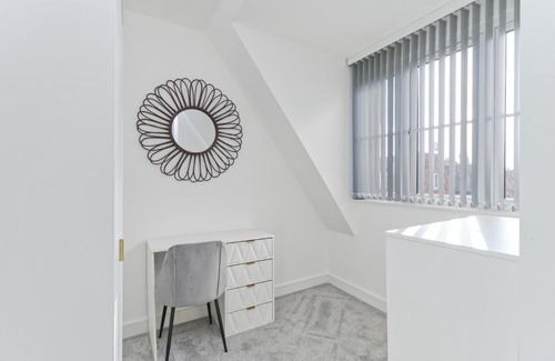 Coventry Apartment | Brand New! Elegant 2-Bed Flat - Sleeps 5 - Free Parking