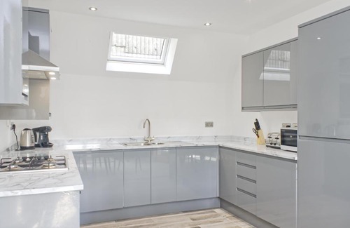 Coventry Apartment | Brand New! Elegant 2-Bed Flat - Sleeps 5 - Free Parking
