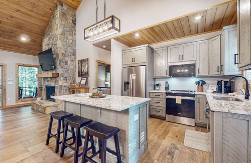 Ellijay Cabin | Brand new family friendly cabin with luxury deck in Coosawattee River Resort