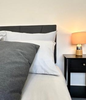 Rushmoor District Apartment | Brand-new flat, King Bed, Sofa Bed with full kitchen, Wi-Fi, self check-in Central location near everything