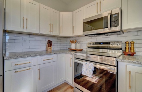 Norfolk House | Brand New & Fully Renovated Luxury! 3 Min Walk From Your Peaceful Beach!