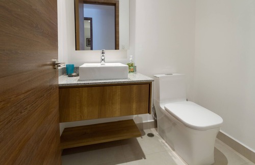 Financial District Apartment | BRAND NEW Great Location 1BDR 1.5BTH WI-FI POOL GYM 24HR GUARD NETFLIX PARKING