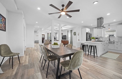 Near Eastside House | Brand New Green House - Mass Ave - Downtown Vibe - minutes to Downtown Indy