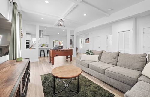 Near Eastside House | Brand New Green House - Mass Ave - Downtown Vibe - minutes to Downtown Indy