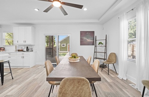 Near Eastside House | Brand New Green House - Mass Ave - Downtown Vibe - minutes to Downtown Indy