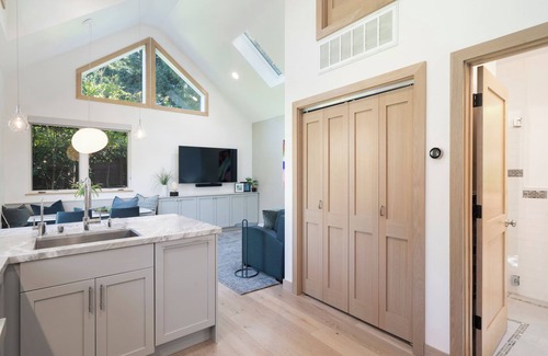 Oak Knoll - Redwood Park Cottage | Brand New Guesthouse in Redwood City near Stanford.