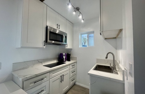 North Hollywood Cottage | BRAND NEW Guesthouse in BEST LOCATION in NoHo!
