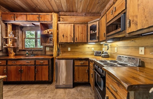Ellijay Cabin | Brand New Guesthouse with Huge Game Room! Gorgeous Creekside Lodge! Sleeps 14!