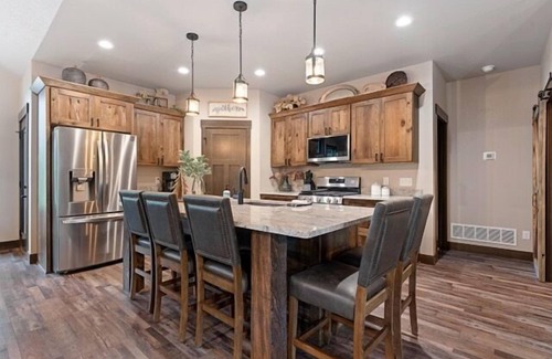 Lead House | Brand new, heart of the Black Hills, game room, hot tub
