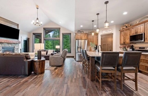 Lead House | Brand new, heart of the Black Hills, game room, hot tub