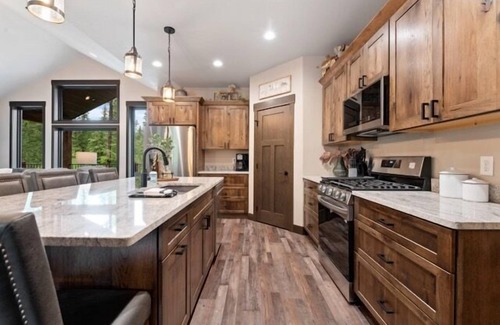 Lead House | Brand new, heart of the Black Hills, game room, hot tub