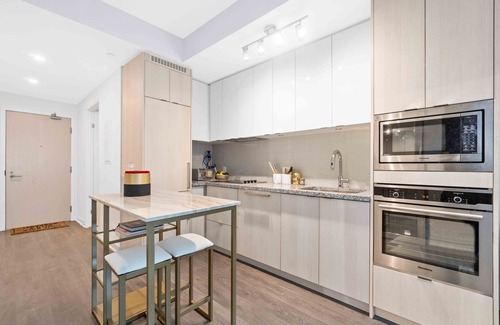 Downtown Toronto Apartment | Brand new highrise condo steps away frm CN tower